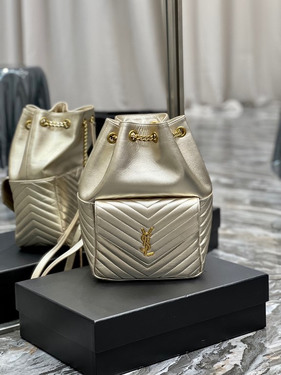 [In Stock Seconds]   _ duffel bag champagne color  The classic monogrammed logo with metal hardware, the V-shaped stitching on the front pocket, the leather chain shoulder strap and the texture of the lambskin leather ar