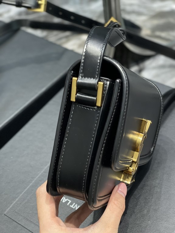 ]Black Gold Buckle_19cmMust fire models, not yet listed on the attack on the entire fashion circle, nostalgic left bank, inspired by the Paris left bank street name Rue De Solferino for the name! The bag is made of origi