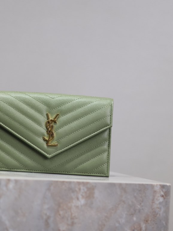 Avocado Green Gold Button Caviar _woc small size envelope bag is coming, when it comes to envelope bag, this one from Y family must have the name! The whole bag is made of Italian cowhide leather with a three-dimensional