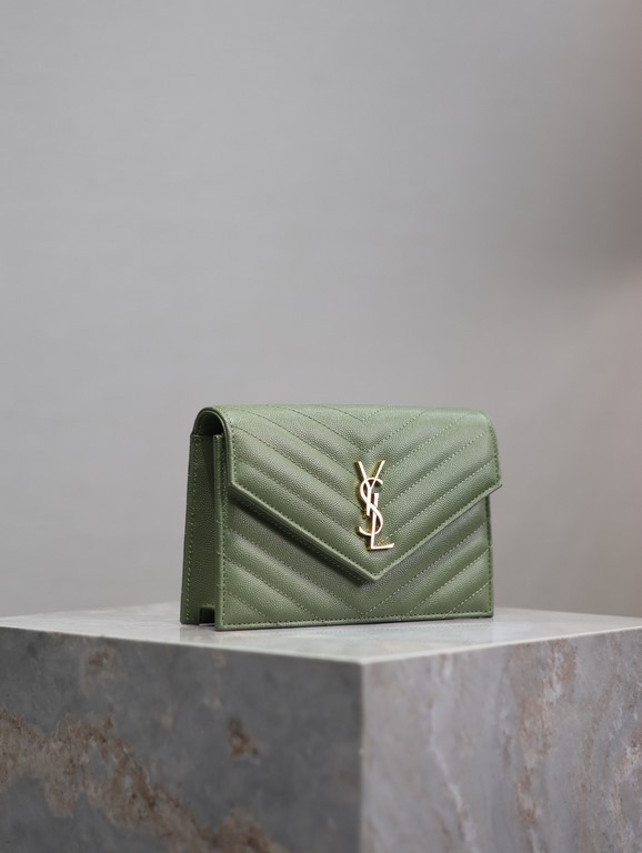 Avocado Green Gold Button Caviar _woc small size envelope bag is coming, when it comes to envelope bag, this one from Y family must have the name! The whole bag is made of Italian cowhide leather with a three-dimensional