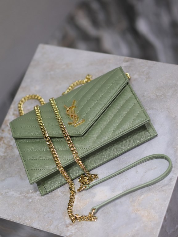 Avocado Green Gold Button Caviar _woc small size envelope bag is coming, when it comes to envelope bag, this one from Y family must have the name! The whole bag is made of Italian cowhide leather with a three-dimensional