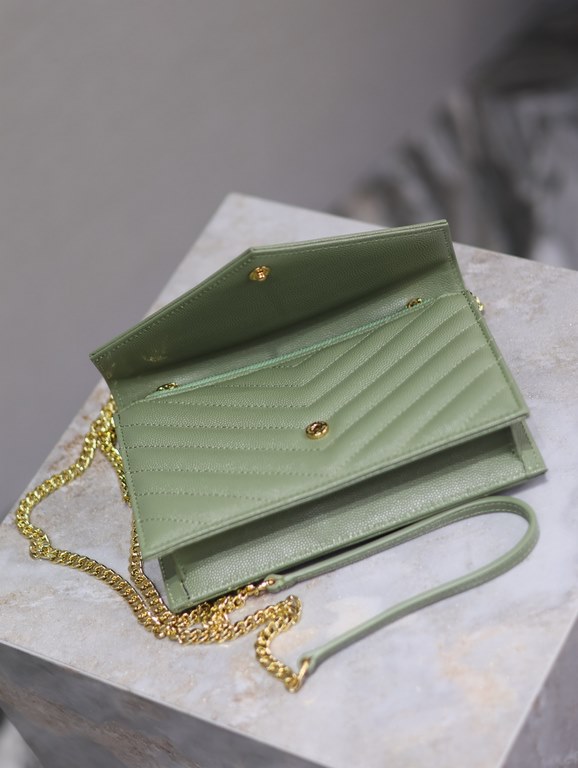 Avocado Green Gold Button Caviar _woc small size envelope bag is coming, when it comes to envelope bag, this one from Y family must have the name! The whole bag is made of Italian cowhide leather with a three-dimensional