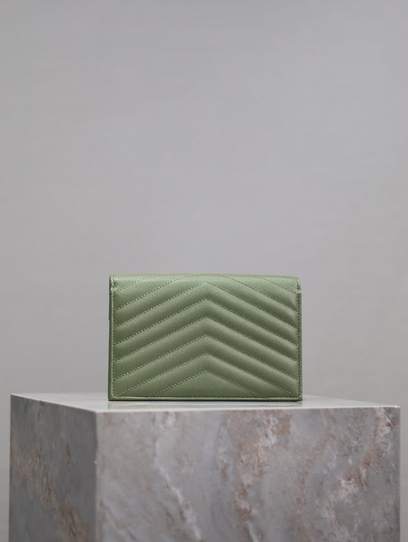 Avocado Green Gold Button Caviar _woc small size envelope bag is coming, when it comes to envelope bag, this one from Y family must have the name! The whole bag is made of Italian cowhide leather with a three-dimensional