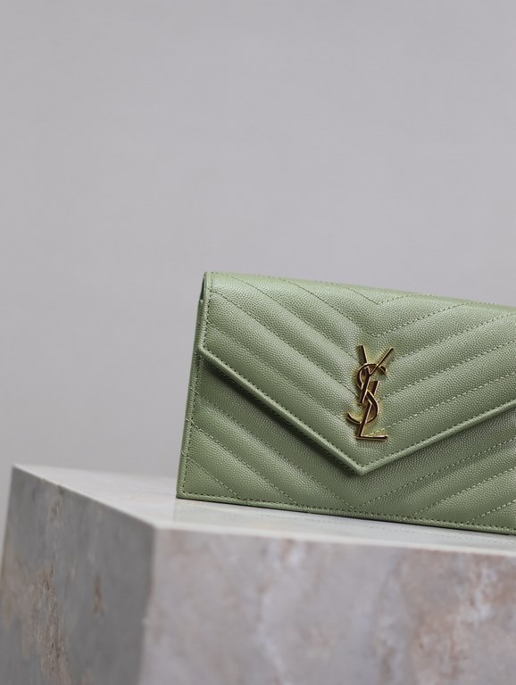 Avocado Green Gold Button Caviar _woc small size envelope bag is coming, when it comes to envelope bag, this one from Y family must have the name! The whole bag is made of Italian cowhide leather with a three-dimensional