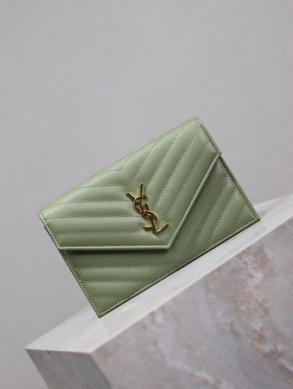 Avocado Green Gold Button Caviar _woc small size envelope bag is coming, when it comes to envelope bag, this one from Y family must have the name! The whole bag is made of Italian cowhide leather with a three-dimensional