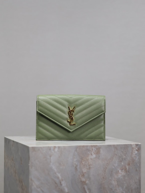 Avocado Green Gold Button Caviar _woc small size envelope bag is coming, when it comes to envelope bag, this one from Y family must have the name! The whole bag is made of Italian cowhide leather with a three-dimensional