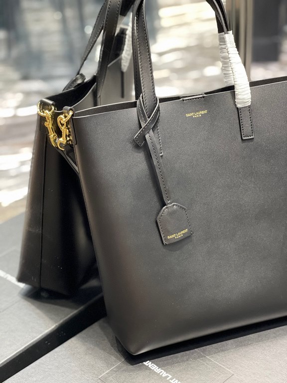 [In stock in seconds]                  _Simple and understated solid color shopping bag with metal logo charm, the overall bag is very lightweight. Can be shouldercrossbodytote, super practical style, any style of clothe