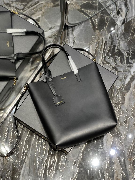 [In stock in seconds]                  _Simple and understated solid color shopping bag with metal logo charm, the overall bag is very lightweight. Can be shouldercrossbodytote, super practical style, any style of clothe