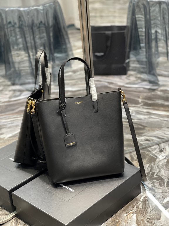 [In stock in seconds]                  _Simple and understated solid color shopping bag with metal logo charm, the overall bag is very lightweight. Can be shouldercrossbodytote, super practical style, any style of clothe