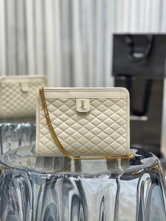 [In stock in seconds]              _chainclutch bagThe newest item for Spring 2021, I fell in love with this bag as soon as I saw it! The bag features a square quilted design with a delicate signature monogram, and the o