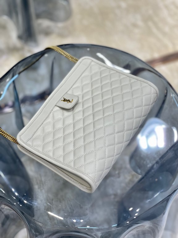 [In stock in seconds]              _chainclutch bagThe newest item for Spring 2021, I fell in love with this bag as soon as I saw it! The bag features a square quilted design with a delicate signature monogram, and the o