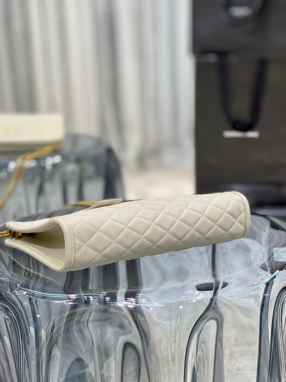 [In stock in seconds]              _chainclutch bagThe newest item for Spring 2021, I fell in love with this bag as soon as I saw it! The bag features a square quilted design with a delicate signature monogram, and the o