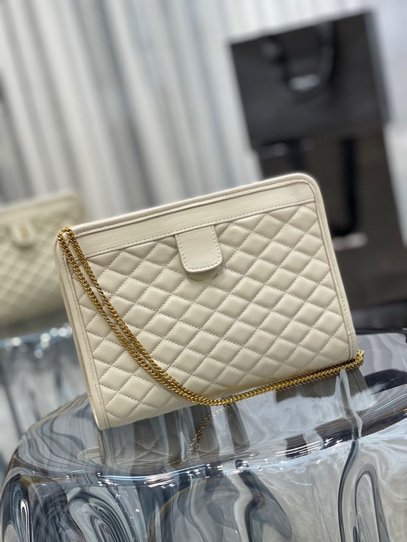 [In stock in seconds]              _chainclutch bagThe newest item for Spring 2021, I fell in love with this bag as soon as I saw it! The bag features a square quilted design with a delicate signature monogram, and the o