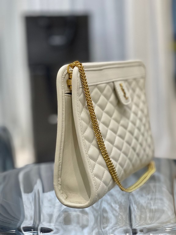 [In stock in seconds]              _chainclutch bagThe newest item for Spring 2021, I fell in love with this bag as soon as I saw it! The bag features a square quilted design with a delicate signature monogram, and the o