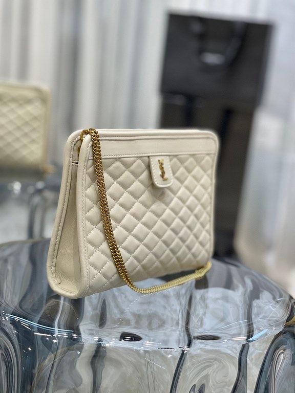 [In stock in seconds]              _chainclutch bagThe newest item for Spring 2021, I fell in love with this bag as soon as I saw it! The bag features a square quilted design with a delicate signature monogram, and the o