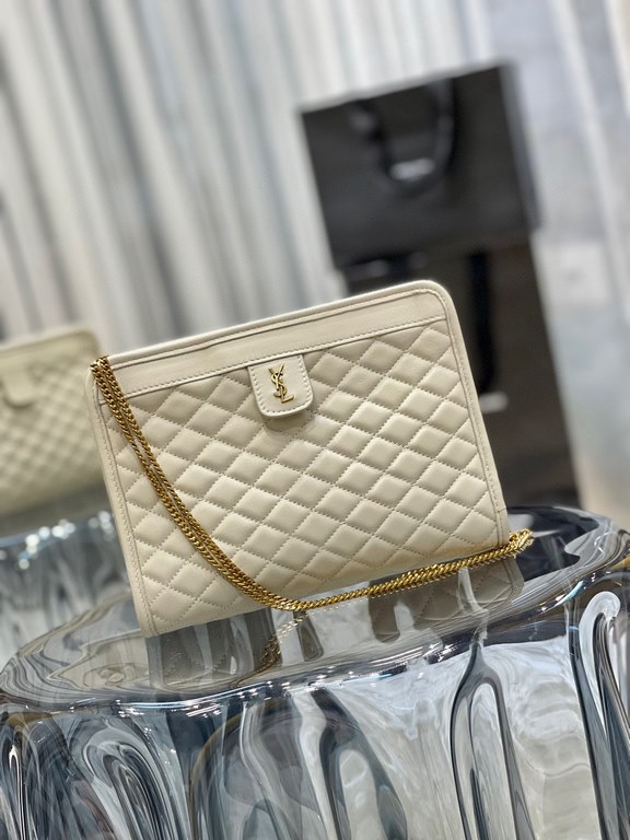 [In stock in seconds]              _chainclutch bagThe newest item for Spring 2021, I fell in love with this bag as soon as I saw it! The bag features a square quilted design with a delicate signature monogram, and the o