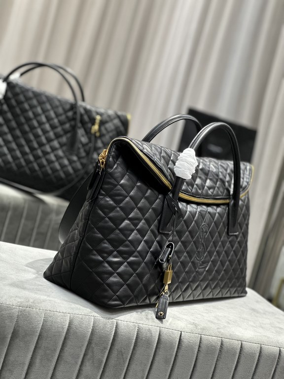 [Original]New ES GIANT Quilted Leather Travel BagDesigned with the spirit of travel in mind, the bag is designed with its oversized, curved and casual shape, with double-length handles and detachable holster padlock, and