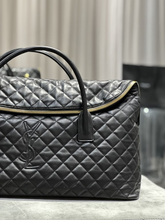 [Original]New ES GIANT Quilted Leather Travel BagDesigned with the spirit of travel in mind, the bag is designed with its oversized, curved and casual shape, with double-length handles and detachable holster padlock, and