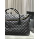 [Original]New ES GIANT Quilted Leather Travel BagDesigned with the spirit of travel in mind, the bag is designed with its oversized, curved and casual shape, with double-length handles and detachable holster padlock, and