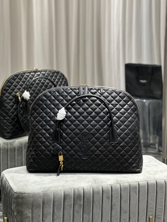 [Original]New ES GIANT Quilted Leather Travel BagDesigned with the spirit of travel in mind, the bag is designed with its oversized, curved and casual shape, with double-length handles and detachable holster padlock, and