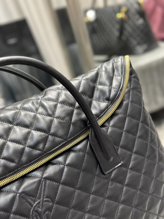 [Original]New ES GIANT Quilted Leather Travel BagDesigned with the spirit of travel in mind, the bag is designed with its oversized, curved and casual shape, with double-length handles and detachable holster padlock, and