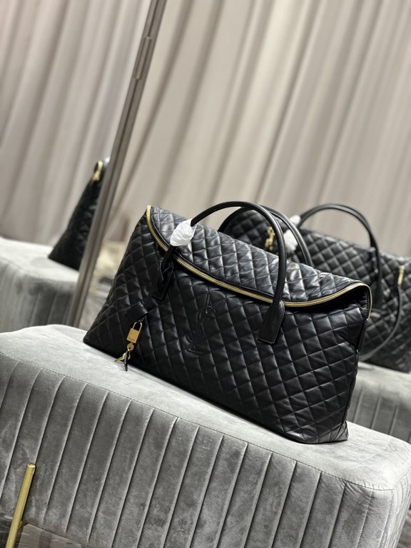 [Original]New ES GIANT Quilted Leather Travel BagDesigned with the spirit of travel in mind, the bag is designed with its oversized, curved and casual shape, with double-length handles and detachable holster padlock, and