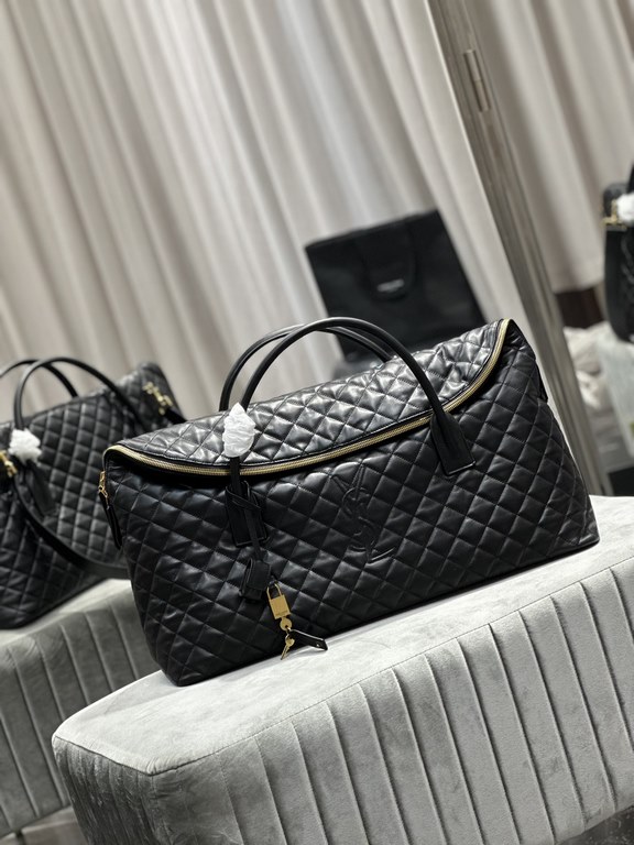 [Original]New ES GIANT Quilted Leather Travel BagDesigned with the spirit of travel in mind, the bag is designed with its oversized, curved and casual shape, with double-length handles and detachable holster padlock, and