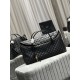 [Original]New ES GIANT Quilted Leather Travel BagDesigned with the spirit of travel in mind, the bag is designed with its oversized, curved and casual shape, with double-length handles and detachable holster padlock, and