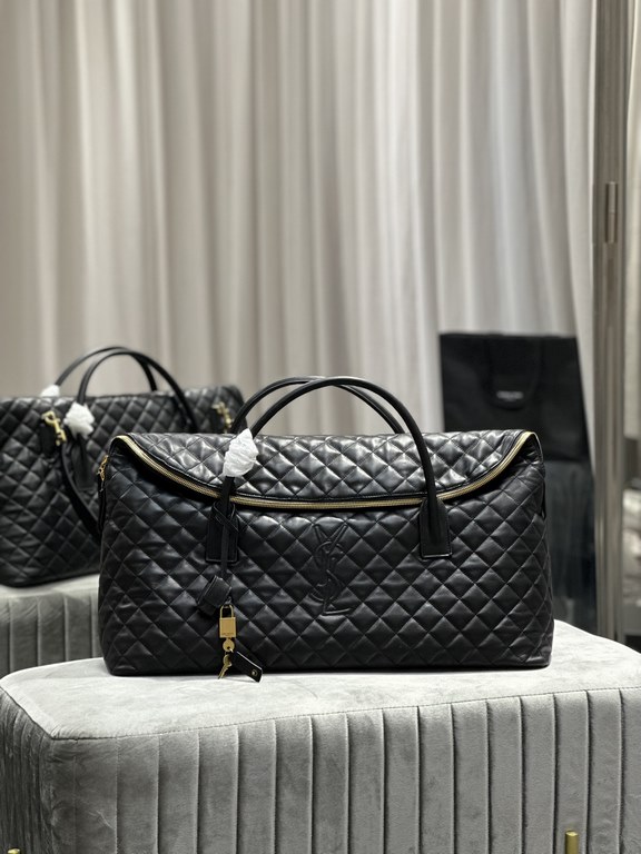 [Original]New ES GIANT Quilted Leather Travel BagDesigned with the spirit of travel in mind, the bag is designed with its oversized, curved and casual shape, with double-length handles and detachable holster padlock, and