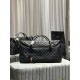 [Original]New ES GIANT Quilted Leather Travel BagDesigned with the spirit of travel in mind, the bag is designed with its oversized, curved and casual shape, with double-length handles and detachable holster padlock, and