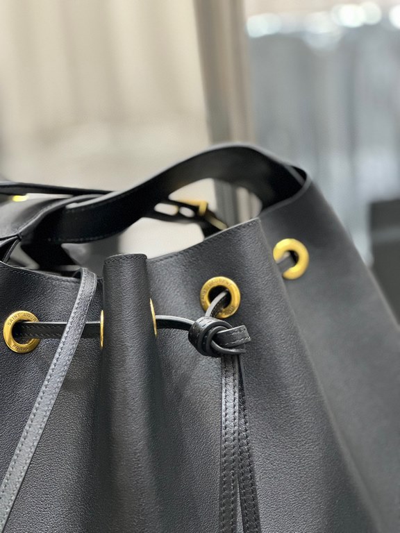 [In-stock]Flat Hobo bag_Y's Full Leather Drawstring BagShoulder Bag All leather design of this simple bag has a more sophisticated sense of fashionable special ~ drawstring very  , the first look on the second was plante