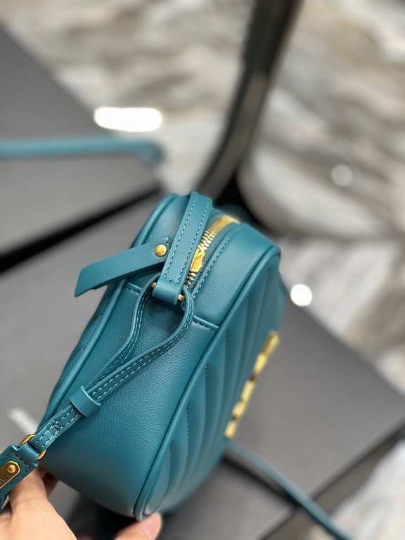 [In Stock Seconds]    Camera Bag_ Turquoise Green Gold BuckleTop imported Italian cowhide camera bag, Hong Kong purchased zp open molding and typing, to do exactly the same! Very delicate! Adjustable shoulder strap with 