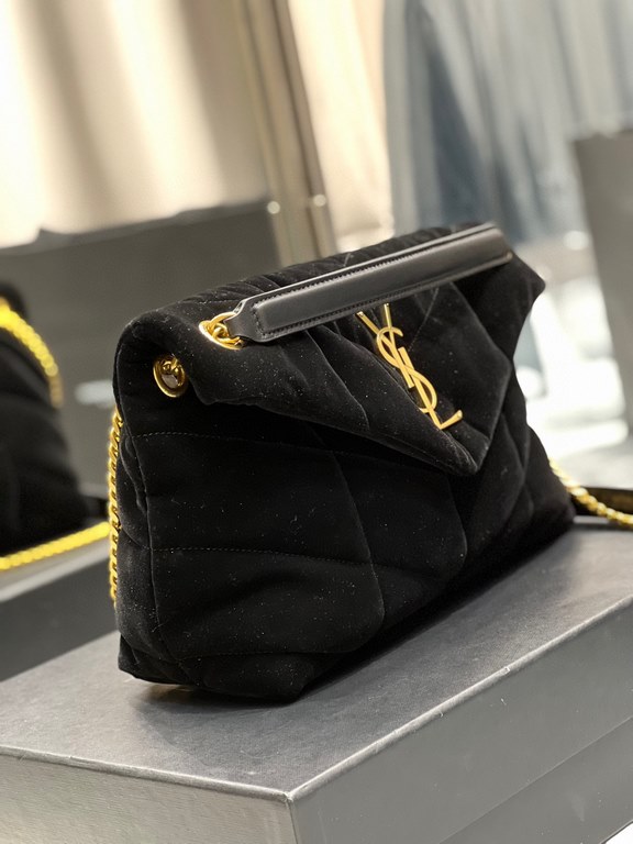 [In stock in seconds]Fall and winter velvet models out la   ♀Opened Loulou puffer launched velvet with leather series   ♀The designer still expresses the bag shape as gentle and elastic, expressing more warm and pleasant