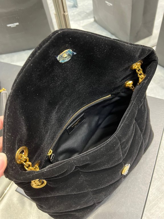 [In stock in seconds]Fall and winter velvet models out la   ♀Opened Loulou puffer launched velvet with leather series   ♀The designer still expresses the bag shape as gentle and elastic, expressing more warm and pleasant