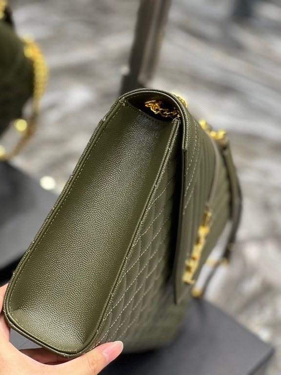 [In stock in seconds]#Envelope# olive green with gold buckleLarge grained embossed quilted leather envelope bagClassic is timeless, the beauty of the V grain quilted diamond caviar pattern, Italian cowhide leather with e