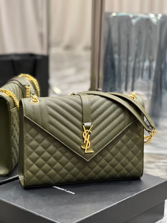 [In stock in seconds]#Envelope# olive green with gold buckleLarge grained embossed quilted leather envelope bagClassic is timeless, the beauty of the V grain quilted diamond caviar pattern, Italian cowhide leather with e