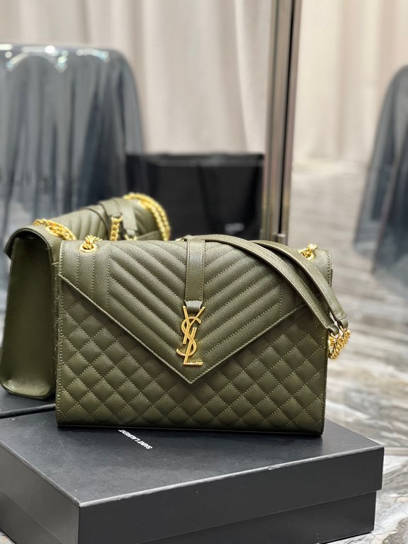 [In stock in seconds]#Envelope# olive green with gold buckleLarge grained embossed quilted leather envelope bagClassic is timeless, the beauty of the V grain quilted diamond caviar pattern, Italian cowhide leather with e