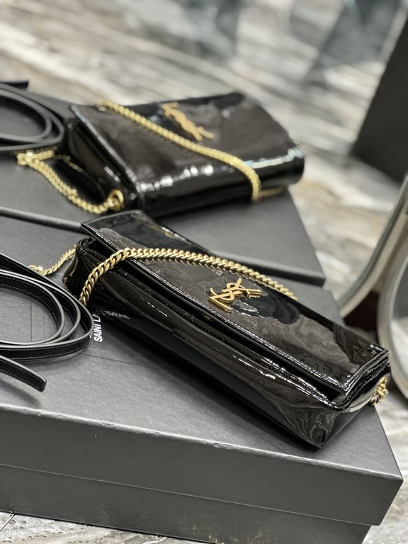 NEW] Black Gold Buckle Patent Leather _       When it comes to the hottest bags of the past two years, there must be the name of the underarm bag! A thin shoulder strap to carry up, the bag just clamped in the armpit pos