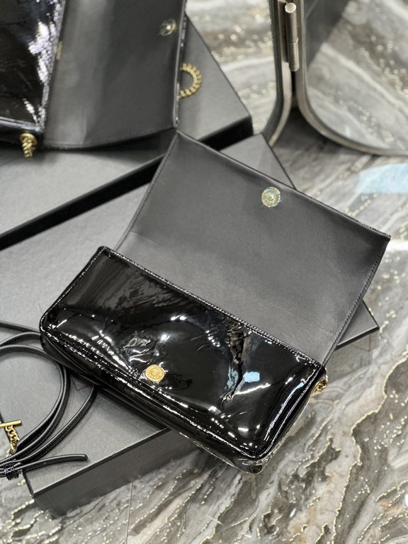 NEW] Black Gold Buckle Patent Leather _       When it comes to the hottest bags of the past two years, there must be the name of the underarm bag! A thin shoulder strap to carry up, the bag just clamped in the armpit pos