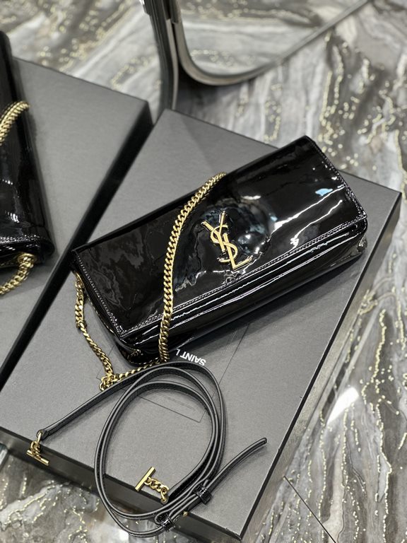 NEW] Black Gold Buckle Patent Leather _       When it comes to the hottest bags of the past two years, there must be the name of the underarm bag! A thin shoulder strap to carry up, the bag just clamped in the armpit pos