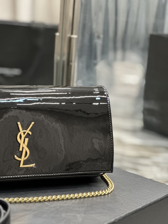 NEW] Black Gold Buckle Patent Leather _       When it comes to the hottest bags of the past two years, there must be the name of the underarm bag! A thin shoulder strap to carry up, the bag just clamped in the armpit pos