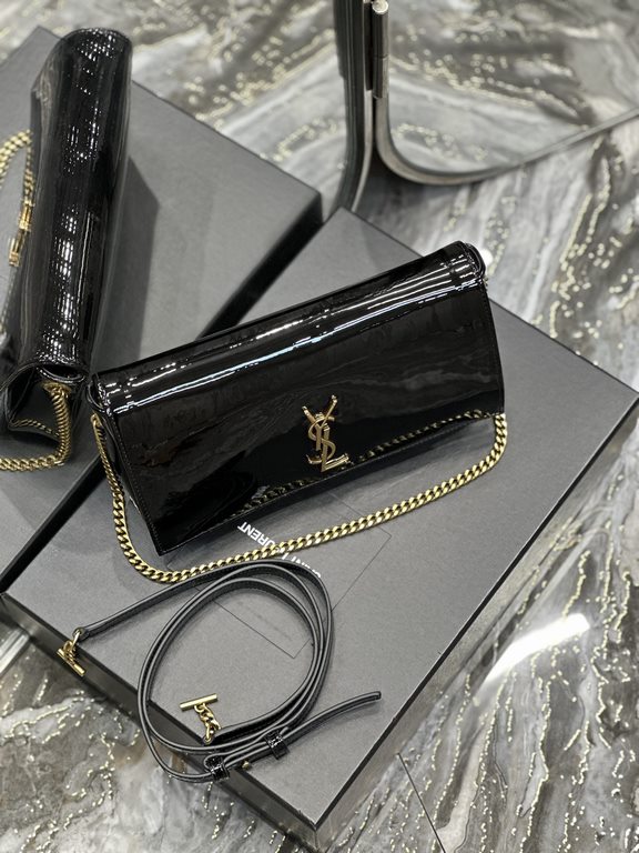 NEW] Black Gold Buckle Patent Leather _       When it comes to the hottest bags of the past two years, there must be the name of the underarm bag! A thin shoulder strap to carry up, the bag just clamped in the armpit pos