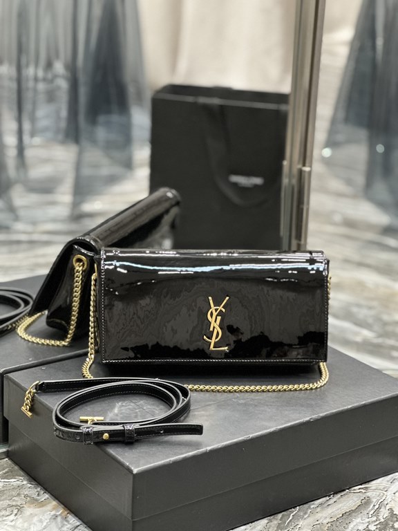 NEW] Black Gold Buckle Patent Leather _       When it comes to the hottest bags of the past two years, there must be the name of the underarm bag! A thin shoulder strap to carry up, the bag just clamped in the armpit pos