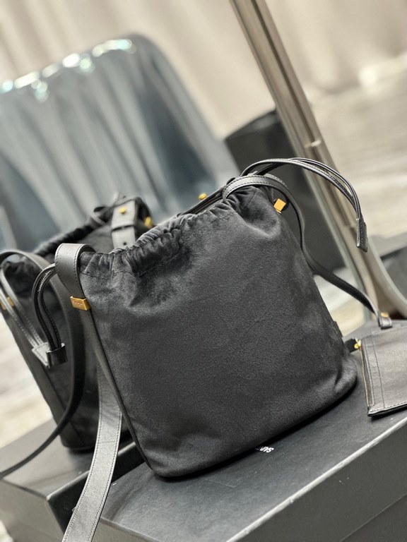 [In Stock Seconds＜Black＞ RIVE GAUCHE new embroidery with cowhide drawstring bucket bagFollowing the RIVE GAUCHE series is another value explosion Bucket bag shape with drawstring design, the front is decorated with the c