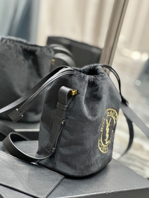 [In Stock Seconds＜Black＞ RIVE GAUCHE new embroidery with cowhide drawstring bucket bagFollowing the RIVE GAUCHE series is another value explosion Bucket bag shape with drawstring design, the front is decorated with the c