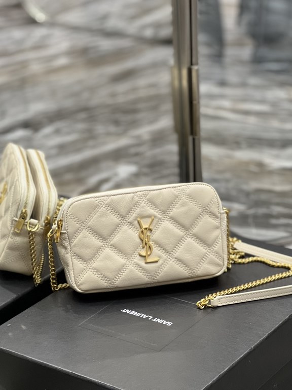 Counter latest BECKY rhombic quilted double zipper clutch bag, made of original lambskin with quite delicate feel, with rhombic quilted pattern and simple iconic logo, atmospheric classic and versatile! Double zipper des