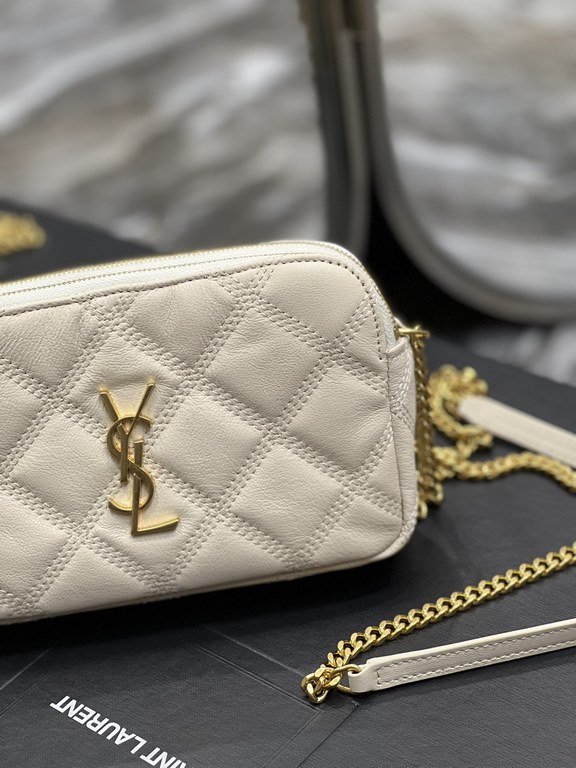 Counter latest BECKY rhombic quilted double zipper clutch bag, made of original lambskin with quite delicate feel, with rhombic quilted pattern and simple iconic logo, atmospheric classic and versatile! Double zipper des