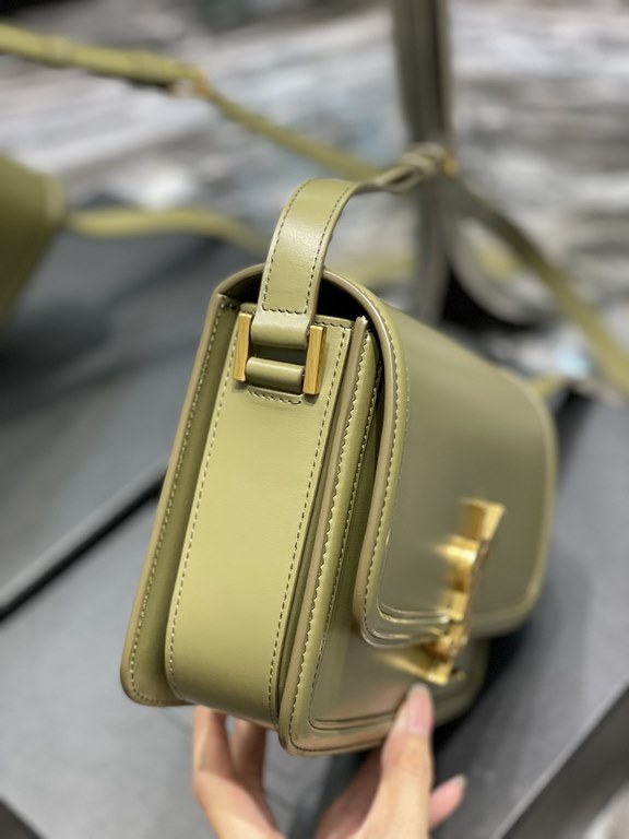 ]Olive Green Gold Button_23cmMust fire models, not yet listed on the attack on the entire fashion circle, nostalgic left bank, inspired by the Paris left bank street name Rue De Solferino for the name! The bag is made of