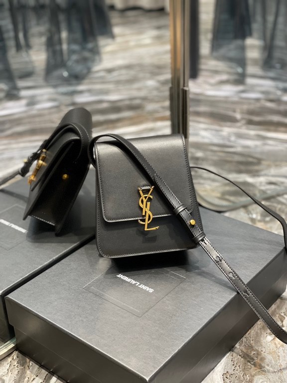 [In-stock seconds]        ]Introducing the new      collection of vertical shoulder bags, simple and     , in minimalist smooth vegetable tanned calf leather, the gold     logo clasp stands out! The unique look is vintag