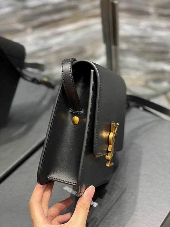 [In-stock seconds]        ]Introducing the new      collection of vertical shoulder bags, simple and     , in minimalist smooth vegetable tanned calf leather, the gold     logo clasp stands out! The unique look is vintag